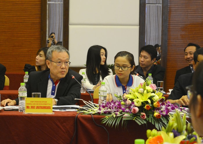 Ông Vivat Jiratikarnsakul - Giám đốc Điều hành Tập đoàn Hemaraj giới thiệu tổng quan về dự án Khu Công nghiệp Hemaraj tại Nghệ An dự kiến bàn giao đất cho những khách hàng đầu tiên vào đầu năm 2018. Ảnh: T.G