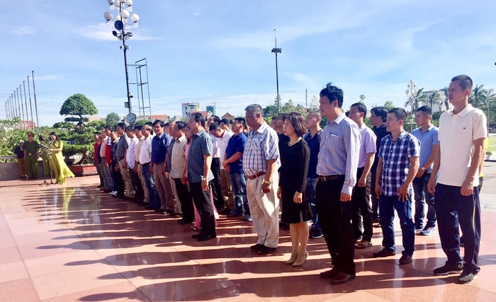 Ban tổ chức cùng đại diện đoàn vận động viên các tỉnh, thành, đơn vị làm lễ dâng hoa, dâng hương, báo công với Bác tại Quảng trường Hồ Chí Minh. Ảnh: Bích Hậu