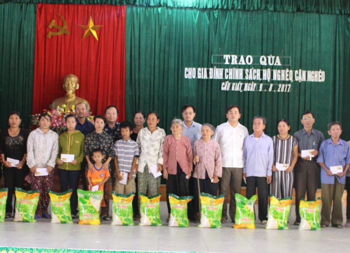 Trao quà cho các gia đình chính sách, hộ nghèo, cận nghèo