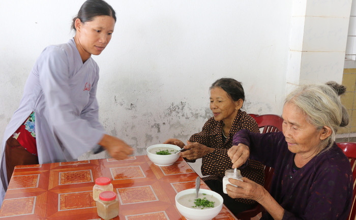 Tăng ni phạt tử Chùa Ba nàng phát cháo tình thương tới bệnh nhân nghèo tại bệnh viện Đa khoa huyện Đô Lương