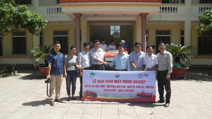 máy làm đất trồng lạc cho nông dân xã Nghi Long,  huyện Nghi Lộc 