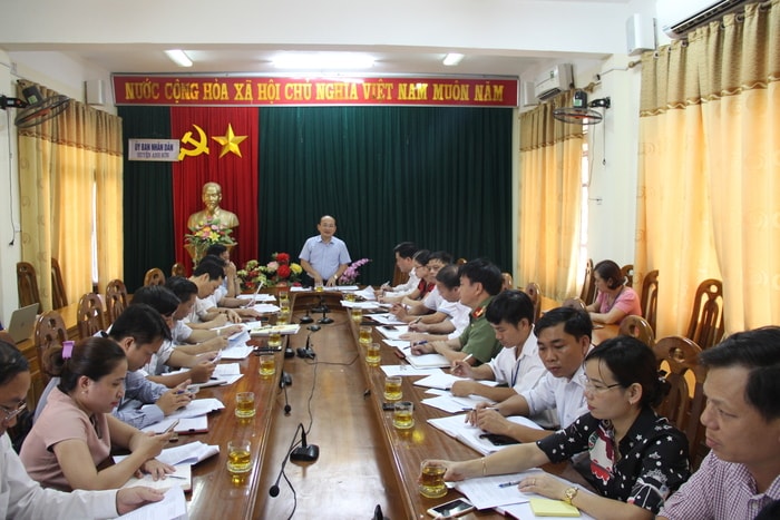 Đại biểu Nguyễn Thanh Hiền - Phó trưởng Đoàn DDBQH tỉnh chủ trì cuộc giám sát tại huyện Anh Sơn. Ảnh: H.T 