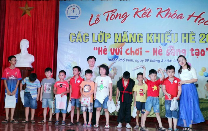 Thầy giáo Trần Lam Sơn - Giám đốc TTGDTX tỉnh tặng quà cho các học sinh.  Ảnh: Mỹ Hà