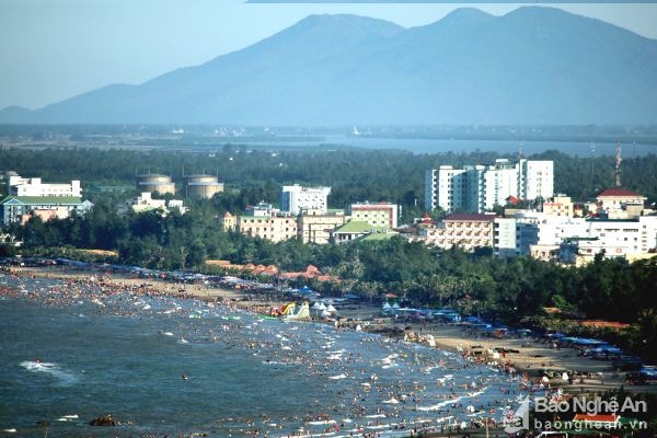 Nắng nóng, người dân kéo nhau xuống biển Cửa Lò giải nhiệt. Ảnh tư liệu