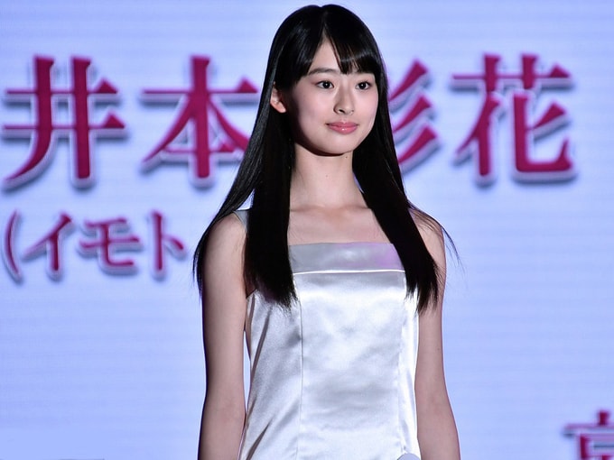 Ayaka Imoto sinh ở Kyoto năm 2003, hiện học cấp hai. Cô gái 14 tuổi cao 1,62 m. Theo Oricon, Ayaka nhận giải thưởng trị giá 3 triệu yen (27.000 USD) đồng thời có hợp đồng với công ty giải trí Oscar, bắt đầu sự nghiệp ca hát, diễn xuất.