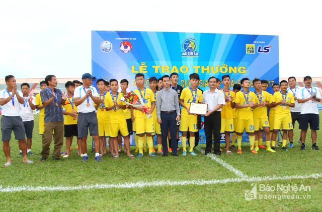 U15 SLNA nhận tấm huy chương đồng tại VCK U15 Quốc Gia năm nay cũng là một thành tích đáng khen ngợi bởi 9 năm qua, U15 SLNA chưa lọt vào bán kết - Ảnh: Hoài Hoan