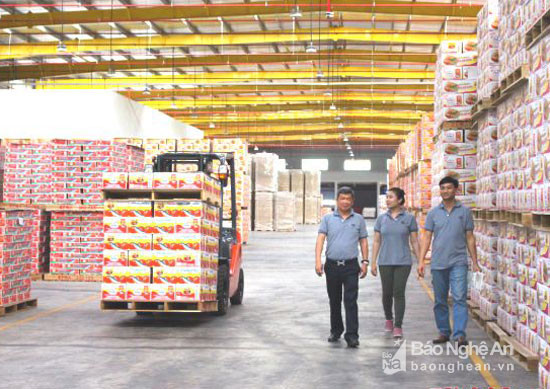 Nhà đầu tư Thái Lan kiểm tra hàng thành phẩm ở Nhà máy Royal Foods Thái Lan. Ảnh tư liệu