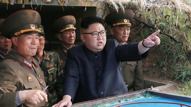 Nhà lãnh đạo Triều Tiên Kim Jong-un chỉ đạo các tướng quốc phòng. Ảnh: Getty