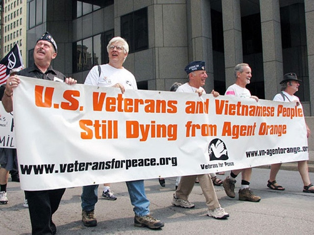 Một cuộc tuần hành của cựu binh Mỹ yêu cầu bồi thường cho nạn nhân chất độc da cam Mỹ lẫn VN