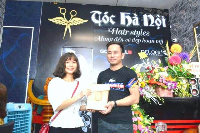 Khách hàng may mắn trúng giải Nhất của Salon Tóc Hà Nội dọp khai trương.