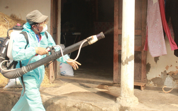 Phun hóa chất diệt muỗi phòng sốt xuất huyết ở xã Diễn Thịnh (Diễn Châu). Ảnh: T.S