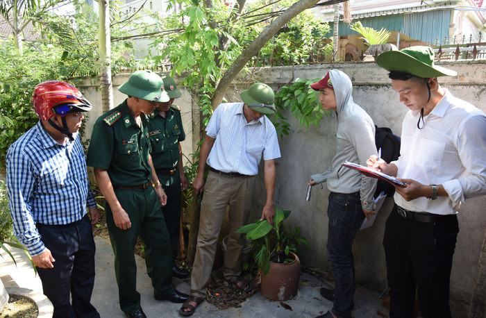 Đoàn kiểm tra liên ngành kiểm tra các địa điểm dễ sản sinh muỗi và hướng dẫn người dân phương cách vệ sinh và phòng, chống dịch. Ảnh: T.S