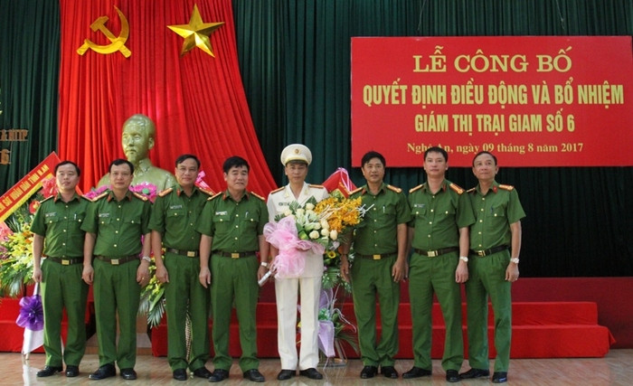 Các đơn vị Trại giam trong cụm thi đua số 5 (Từ Ninh Bình đến Hà Tĩnh) tặng hoa chúc mừng.
