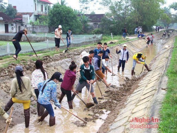 Người dân xã Phú Thành, huyện Yên Thành nạo vét kênh mương thủy lợi nội đồng. Ảnh tư liệu