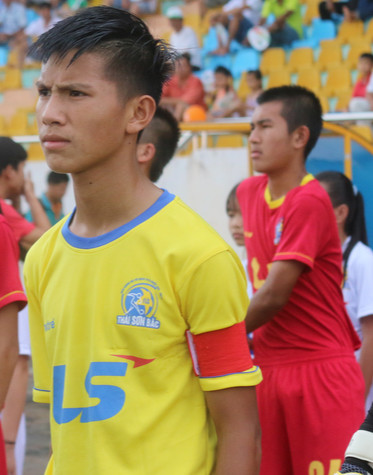 Trong 3 trận đấu, đội trưởng Bá Quyền phải nhận 2 thẻ đỏ. Ảnh: Dũng Nguyễn