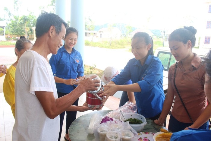 Cứ đến thứ 5 hàng tuần, tại Trung tâm Y tế huyện Nghĩa Đàn lại xuất hiện những bạn thanh niên tình nguyện phát các suất cháo miễn phí cho bệnh nhân đang điều trị tại đây.  Ảnh: Thái Trường