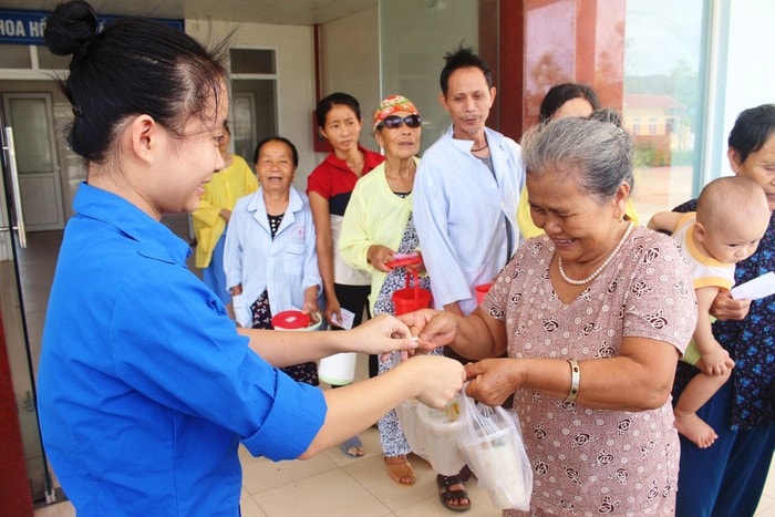 Các bạn đoàn viên phát cháo cho các bệnh nhân nghèo. Ảnh: Thái Trường