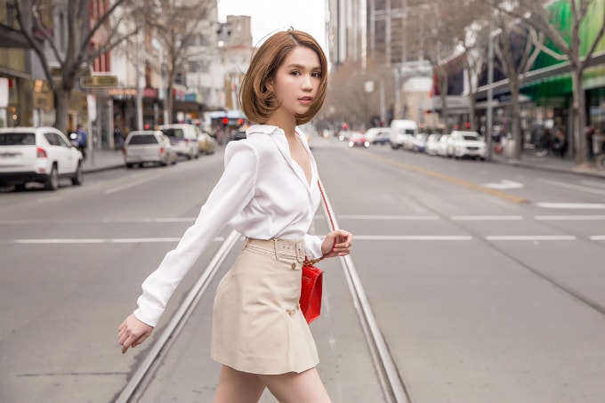 ngoc-trinh-toc-ngan-tre-trung-sai-buoc-tren-duong-pho-australia-2
