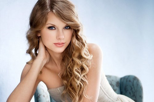Nữ ca sĩ Taylor Swift không chỉ xinh đẹp bên trong mà còn ở bên ngoài. Không chỉ thành công với sự nghiệp âm nhạc, nữ ca sĩ kiêm nhạc sĩ, diễn viên còn được nhiều người yêu mến nhờ ngoại hình đẹp như người mẫu. Ngoài ra, cô ấy là ca sĩ có thu nhập cao nhất trên thế giới. Ảnh: Wonders List.