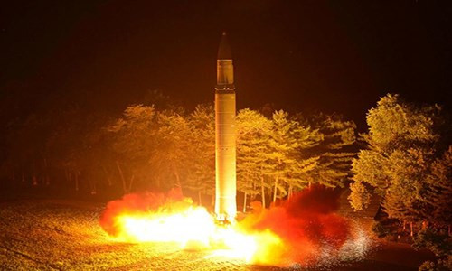 Tên lửa đạn đạo liên lục địa (ICBM) Hwasong-14 của Triều Tiên trong vụ phóng thử lần thứ hai. Bức ảnh được công bố ngày 19/7. Ảnh: Reuters.