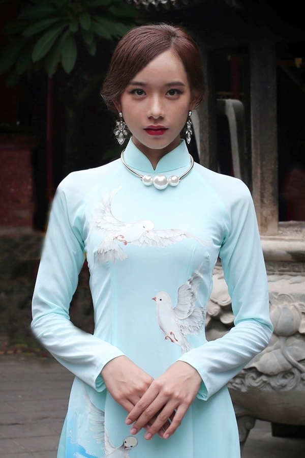 Nguyễn Mỹ Trinh cao 1,7 m, với số đo 80-56-88 cm. Cô sinh ra và lớn lên ở Vĩnh Long trong gia đình thuần nông.