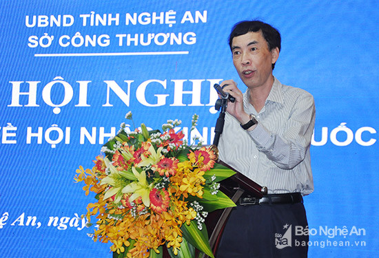 Tiến sỹ Võ Trí Thành trao đổi những nội dung xung quanh hội nhập kinh tế quốc tế. Ảnh: Thu Huyền
