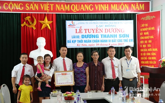 Lãnh đạo và gia đình chụp ảnh lưu niệm cùng Dương Thanh Sơn trong lễ tuyên dương do công ty tổ chức. ảnh: Hồ Phương