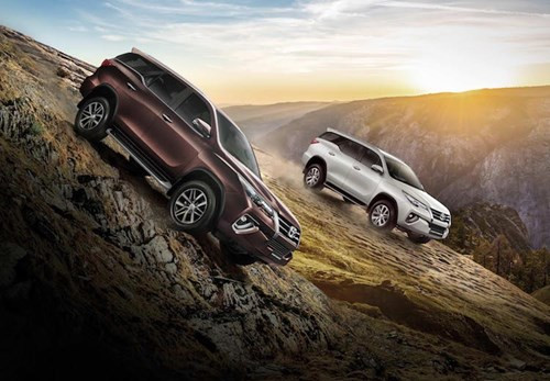  Tại thị trường Thái Lan, Fortuner 2018 sẽ vẫn được trang bị 2 loại động cơ turbo diesel khác nhau là 2.4l (150 PS/400 Nm) và 2.8l (177 PS/450 Nm). Ngoài ra, xe còn có động cơ xăng 2.7l nạp khí tự nhiên (166 PS/245 Nm). Tùy từng phiên bản, xe sẽ dẫn động cầu sau/4 bánh và nối với hộp số sàn 6 cấp/tự động 6 cấp.