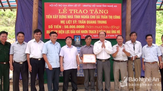 Trao tiền hỗ trợ cho gia đình thân nhân liệt sỹ Trần Quang Trung, xóm 10, xã Nam Lộc, Nam Đàn