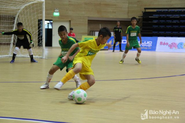 U11 SLNA (áo vàng) hoàn toàn vượt trội so với U11 Hưng Yên - Ảnh: Hoài Hoan