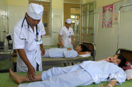 Các bác sĩ Bệnh viện Đa khoa huyện Nghi Lộc khám, điều trị cho 3 bệnh nhân mắc sốt xuất huyết . ẢNh: Quang Dũng