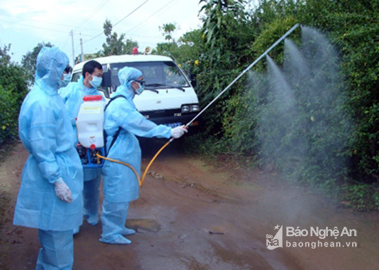 Phun hóa chất diệt muỗi tại các xã, thị ở huyện Nghi Lộc để phòng chống sốt xuất huyết. Ảnh: Quang Dũng