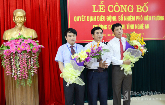 Đồng chí Nguyễn Hữu Lậm, Ủy viên Ban Thường vụ, Trưởng Ban Tổ chức Tỉnh ủy trao Quyết định bổ nhiệm