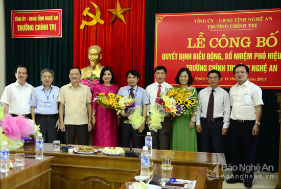 Đại diện lãnh đạo các Ban Đảng và Huyện Thanh Chương tặng hoa chúc mừng hai đồng chí Nguyễn Mỹ Tặng và Phan Tiến Dũng. Ảnh Thanh Lê
