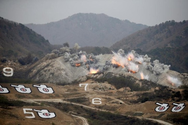 Mỹ và Hàn Quốc tập trận bắn đạn thật ở Pocheon, Hàn Quốc, ngày 21/4/2017. Ảnh: Reuters.