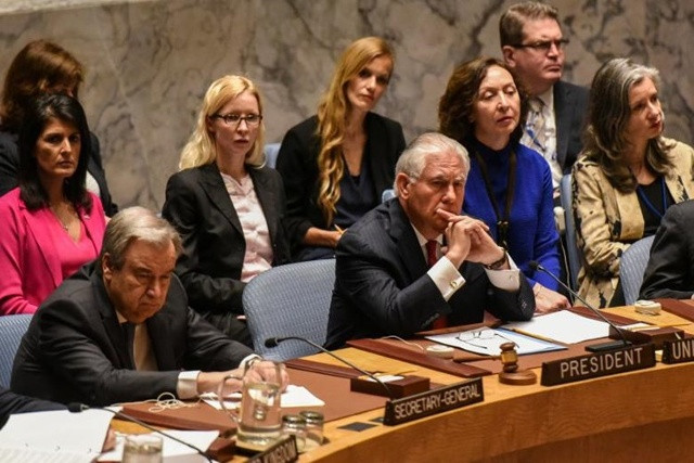 Ngoại trưởng Mỹ Rex Tillerson (giữa) lắng nghe bài phát biểu về tình hình Triều Tiên trong một cuộc họp của Hội đồng Bảo an Liên Hợp Quốc ở thành phố New York, Mỹ, ngày 28/4/2017. Ảnh: Reuters.