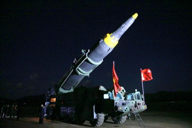 Nhà lãnh đạo Triều Tiên Kim Jong-un kiểm tra quả tên lửa đạn đạo tầm xa chiến lược Hwasong-12. Bức ảnh được công bố ngày 15/5/2017. Có thể nói, tình hình bán đảo Triều Tiên ngày càng căng thẳng do Bình Nhưỡng liên tục thử tên lửa và kiên quyết không chịu từ bỏ chương trình vũ khí hạt nhân. Ảnh: Reuters.