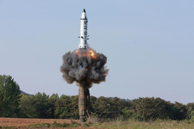 Vụ phóng thử tên lửa đạn đạo tầm trung Pukguksong-2 của Triều Tiên. Bức ảnh được công bố ngày 22/5. Ảnh: Reuters.