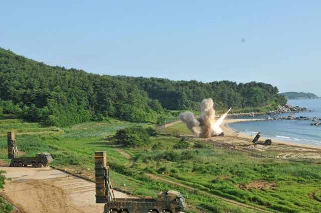 Mỹ và Hàn Quốc phóng thử tên lửa vào vùng biển Nhật Bản, ngoài khơi Hàn Quốc, ngày 5/7. Ảnh: Reuters.