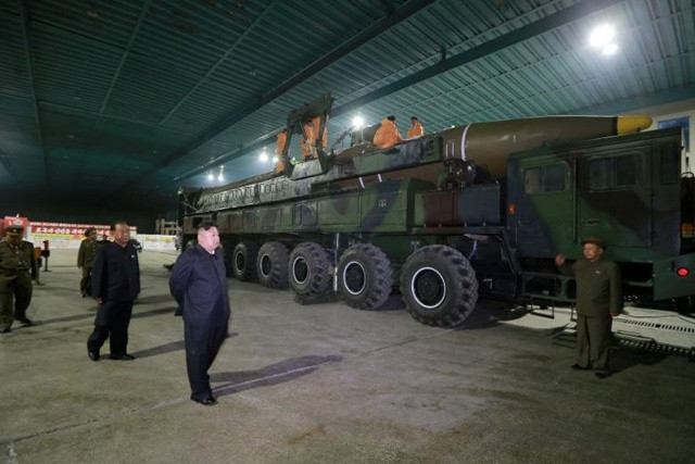 Nhà lãnh đạo Triều Tiên Kim Jong-un kiểm tra tên lửa Hwasong-14 trong bức ảnh được công bố ngày 5/7. Ảnh: Reuters.