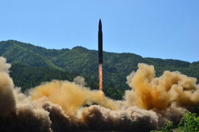 Hình ảnh về vụ thử tên lửa ICBM Hwasong-14 của Triều Tiên được công bố ngày 5/7. Ảnh: Reuters.