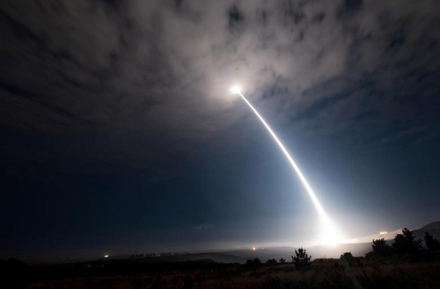 Một quả tên lửa đạn đạo liên lục địa Minuteman III được phóng thử vào lúc 2h10 ngày 2/8 tại căn cứ không quân Vandenberg, bang California (Mỹ). Ảnh: Reuters.