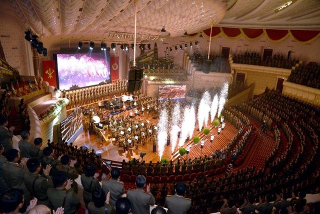 BCH Trung ương và Ủy ban Quân sự Trung ương Đảng Lao động Triều Tiên tổ chức một buổi tiệc mừng vụ phóng thử ICBM Hwasong-14 lần thứ hai thành công. Bức ảnh được công bố ngày 30/7. Ảnh: Reuters.
