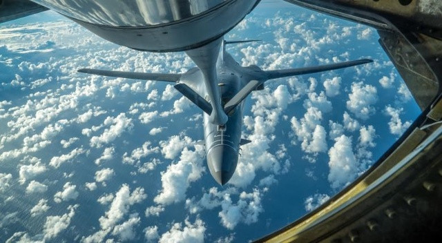 Máy bay ném bom B-1B Lancer của Mỹ đang tiếp nhiên liệu trong quá trình thực hiện nhiệm vụ bay kéo dài 10 giờ đồng hồ từ căn cứ không quân Andersen ở đảo Guam vào không phận Nhật Bản và bay qua bán đảo Triều Tiên ngày 30/7. Ảnh: Reuters.