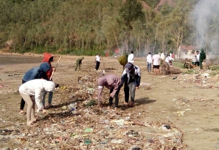 Các đoàn viên thanh niên thu gom rác