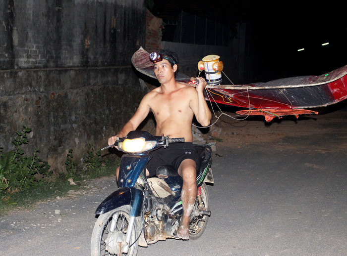  Một “tay” chơi diều ở xã Thanh Yên đang mang diều đèn nháy ra đồng. Ảnh: Huy Thư