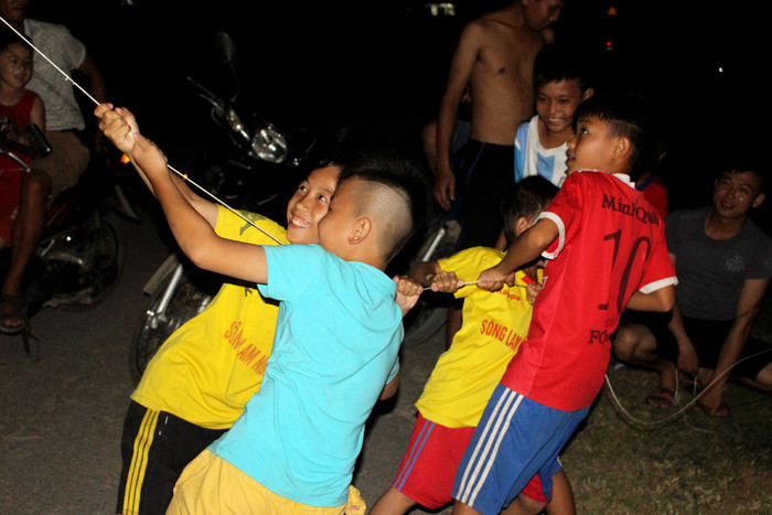 Trẻ em xã Thanh Lương thích thù cùng kéo diều đón gió. Ảnh: Huy Thư