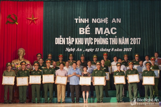 Đồng chí Nguyễn Đắc Vinh trao Bằng khen của UBND tỉnh cho các tập thể có thành tích xuất sắc