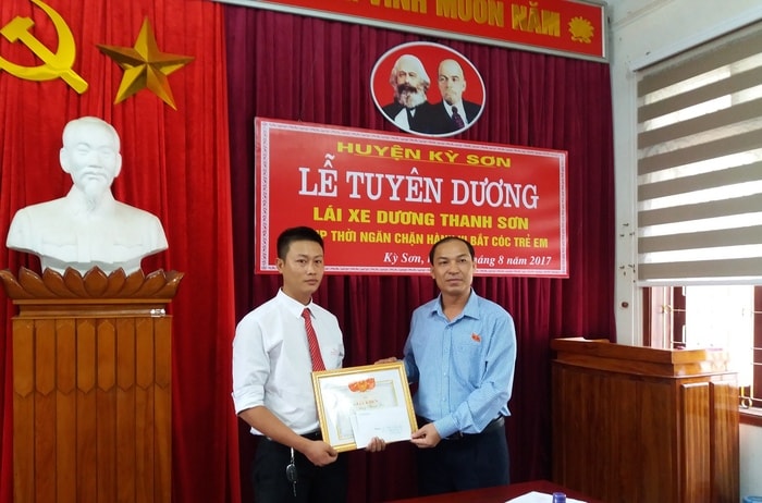 Anh Dương Thanh Sơn nhận giấy khen và phần thưởng của Huyện Kỳ Sơn. Ảnh: Lữ Phú