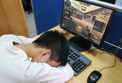 Việc truy cập vào các trang web độc hại sẽ khiến các em sao nhãng học hành, hoặc trở nên nghiện máy tính, nghiện Facebook. Ảnh minh họa